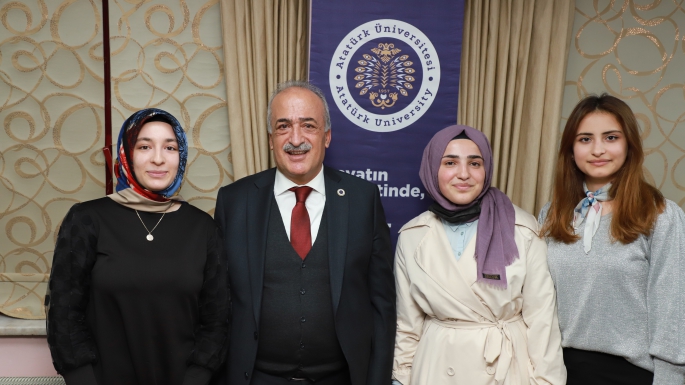 Rektör Çomaklı, öğrenci temsilcileriyle iftar yemeğinde bir araya geldi
