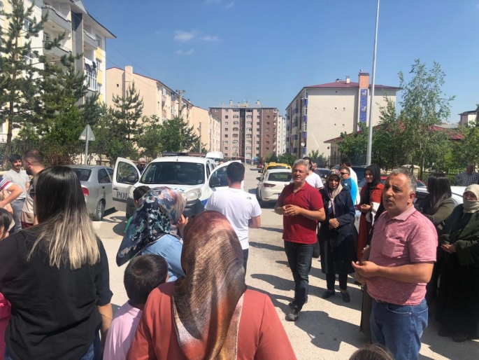 Adaylar salonda, yakınları okul önlerinde ter döktü