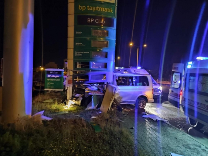 Ağrı’da araç direğe çarptı: 2 ölü, 1 yaralı