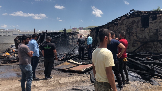 Ahırda çıkan yangın korkuttu
