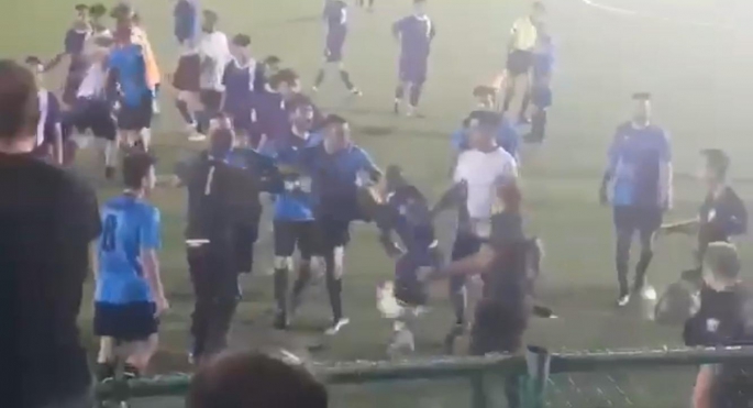 Amatör maçta tekme ve yumruklar havada uçuştu