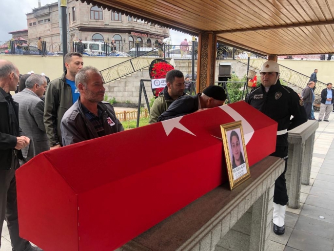 Astsubay sevgilisi tarafından silahla öldürülen polis Kübra Açar son yolculuğuna uğurlandı