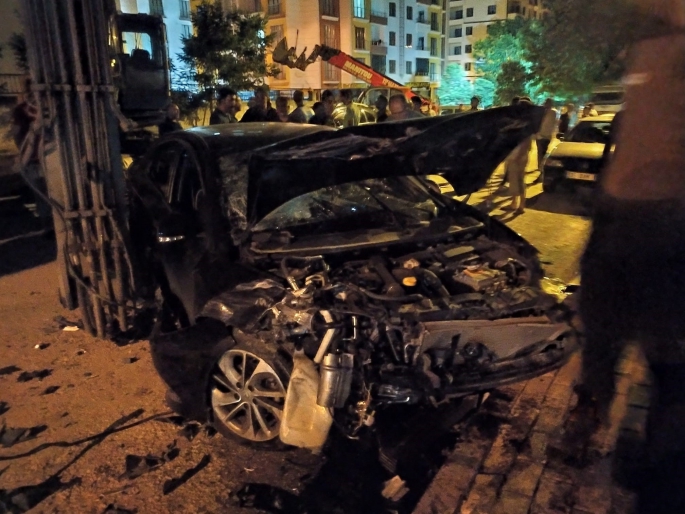 Elazığ’da ekskavatöre çarpan otomobil hurdaya döndü: 2’si ağır 3 yaralı