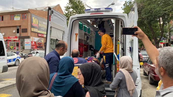 Erzincan’da başına çatı parçası düşen kadın yaralandı