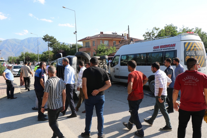 Erzincan’da iki minibüs çarpıştı: 7 yaralı