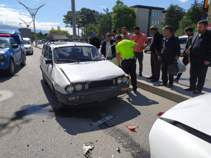 Erzincan’da trafik kazası: 3 yaralı