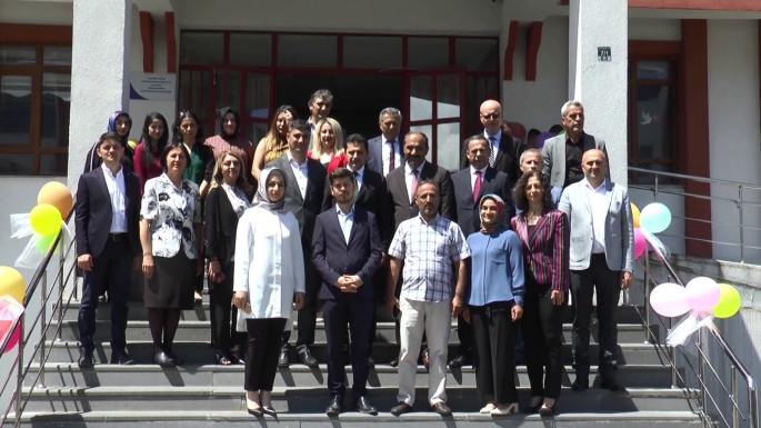 Erzurum’da öğrenciler karne heyecanı yaşadı