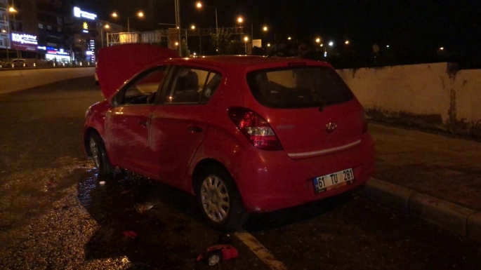 Logar kapağına çarpan otomobil devrildi: 3 yaralı