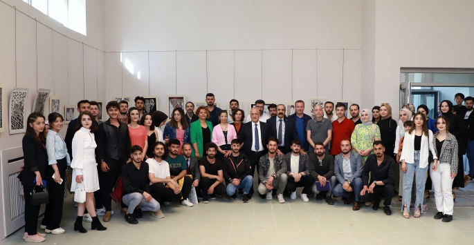 Resim bölümü öğrencileri eserlerini sergiledi