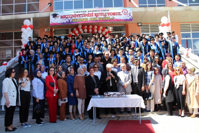 Yakutiye Anadolu Lisesi’nde mezuniyet coşkusu