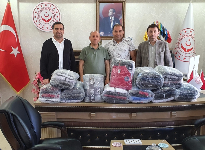 YDV Erzurum’dan gençlere bayram hediyesi: 55 takım eşofman