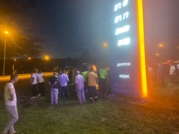 Elazığ'da minibüs tabelaya çarptı: 1 ölü, 1 yaralı