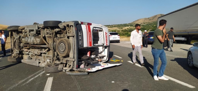 Elazığ’da otomobil ambulansa çarptı: 3 yaralı