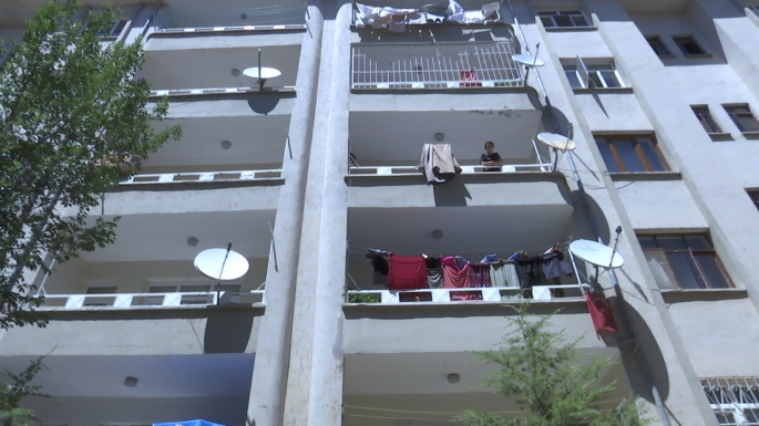 Kabloları çalmak isteyen hırsız yanlış kabloyu kesince 40 dairenin elektronik cihazı yandı