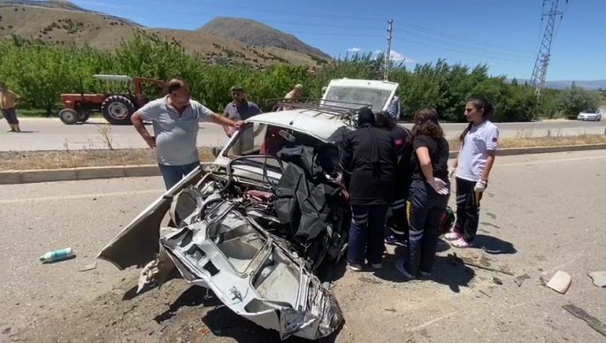 Kontrolden çıkan araç karşı şeride geçip tır ile çarpıştı, sürücü hayatını kaybetti