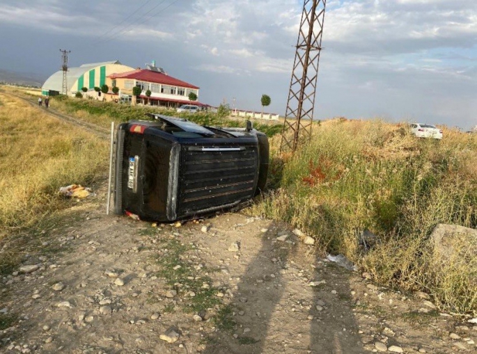 Ağrı’da kamyonet şarampole uçtu: 5 yaralı