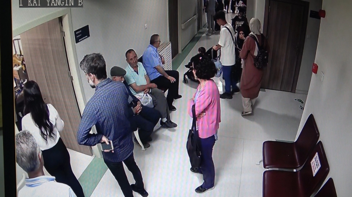 "Beynimdeki çipi çıkart" deyip doktora silah çekerek darp etti