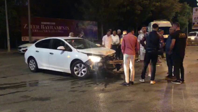 Dikkatsiz sürücüler kavşakta kafa kafaya çarpıştı