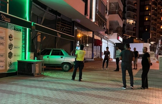 Elazığ’da kontrolden çıkan araç iş yerine girdi