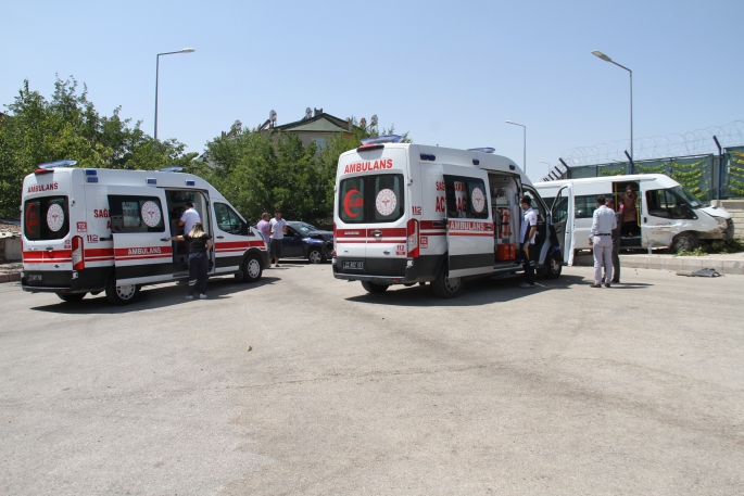 Elazığ’da öğrenci minibüsü ile otomobil çarpıştı: 5 yaralı