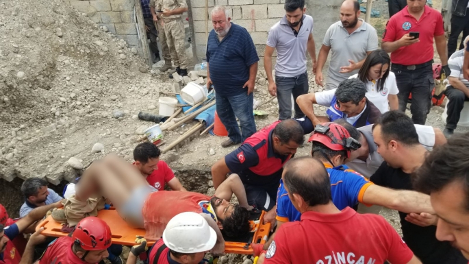 Erzincan’da göçük altında kalan işçi 3 saatlik çalışmayla kurtarıldı