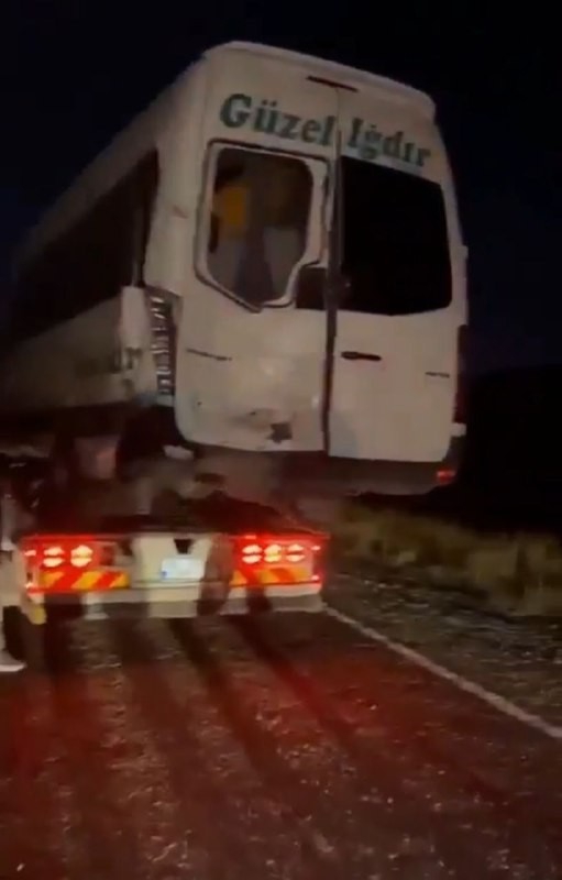 Erzurum’a hasta taşıyan araç şarampole yuvarlandı