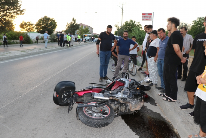 Motosikletle otomobil çarpıştı: 2 yaralı