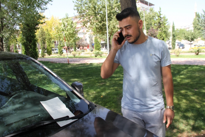 Arabasına binince ceza yediğini zannetti, gerçeği görünce "İnsanlık ölmemiş" dedi