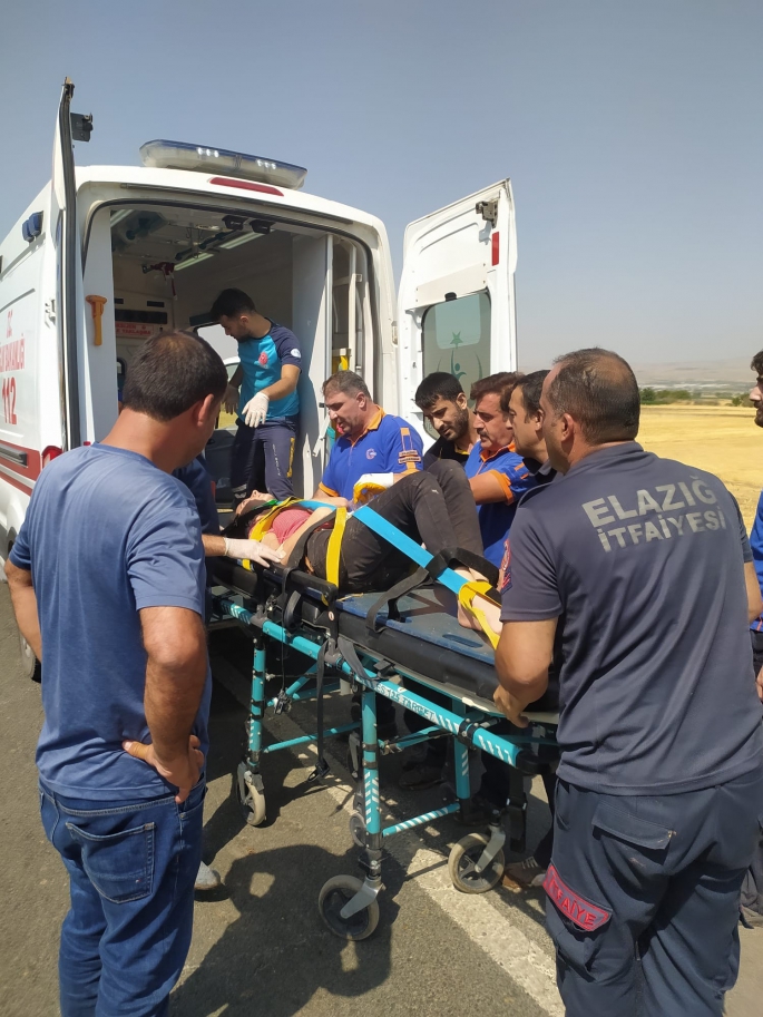 Elazığ’da kamyonet şarampole yuvarlandı: 3 yaralı