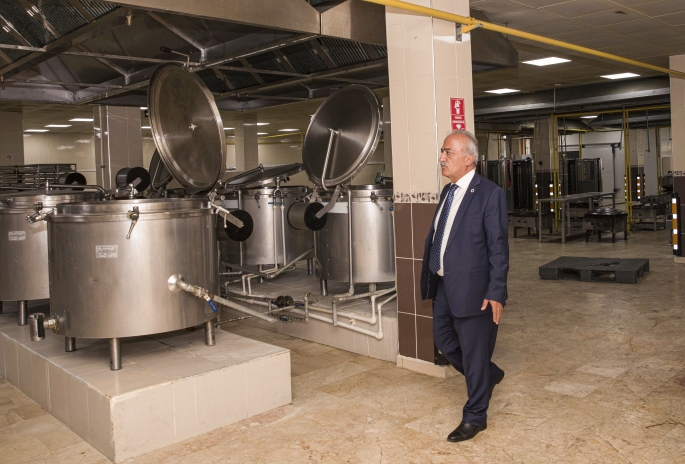 Rektör Çomaklı, merkezi yemekhanede incelemelerde bulundu