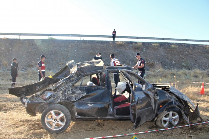 Elazığ’da otomobil şarampole yuvarlandı: 1 ölü, 2'si ağır 3 yaralı