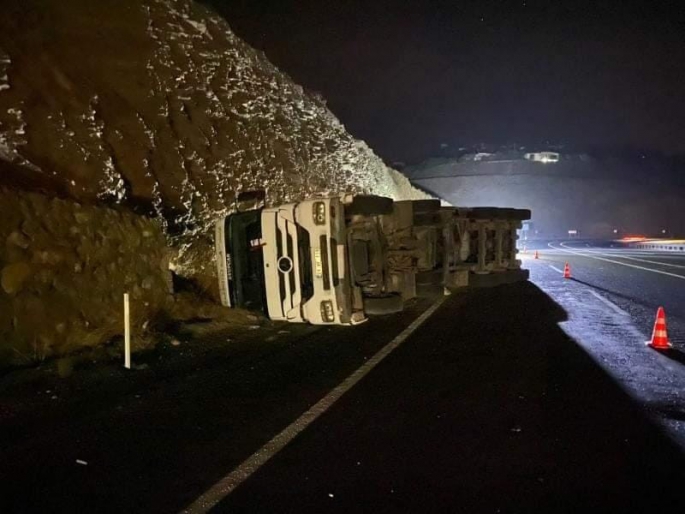 Elazığ’da şeker pancarı yüklü tır devrildi: 1 yaralı
