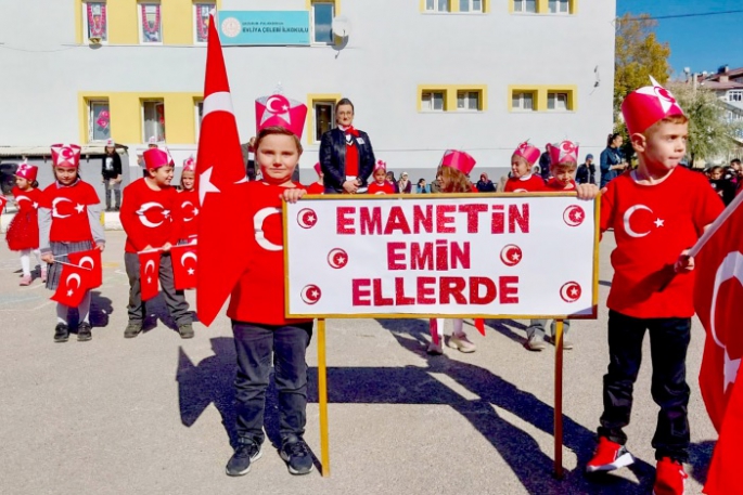 EVLiYA ÇELEBi’NiN MiNiKLERi 29 EKiM’i BAYRAKLARLA KUTLADI