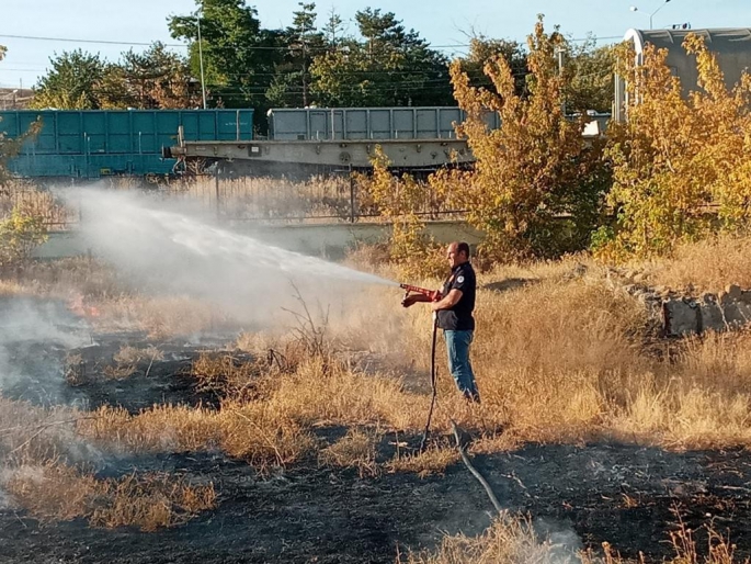 Horasan’da boş arazide çıkan yangın büyümeden söndürüldü