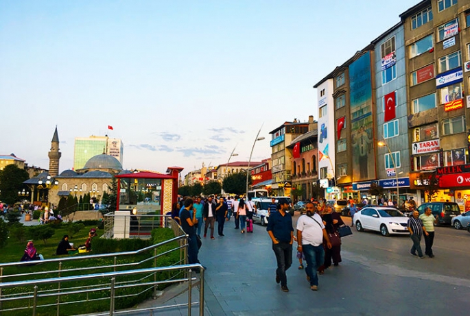 İKİ MEVSİM BİR ARADA YAŞANIYOR
