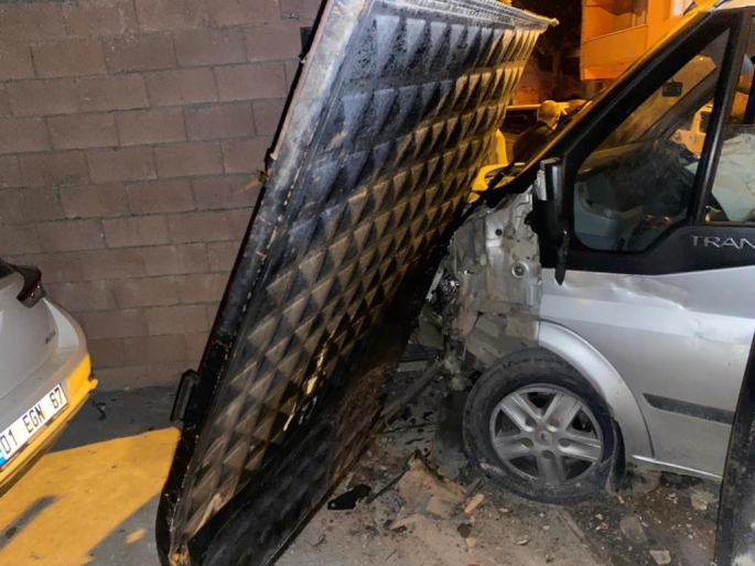 Kontrolden çıkan ticari araç garaja girdi