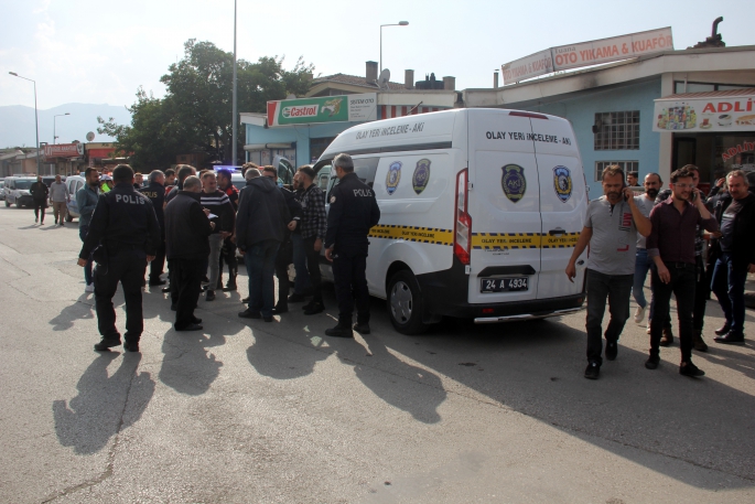 Mahkeme çıkışında davalı oldukları gencin babasını öldüren zanlı tutuklandı