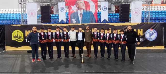 Büyükşehir’in halk oyunları ekibi Türkiye şampiyonu oldu