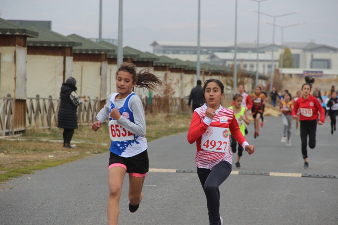 Erzurum’da atletizm kros yarışları düzenlendi