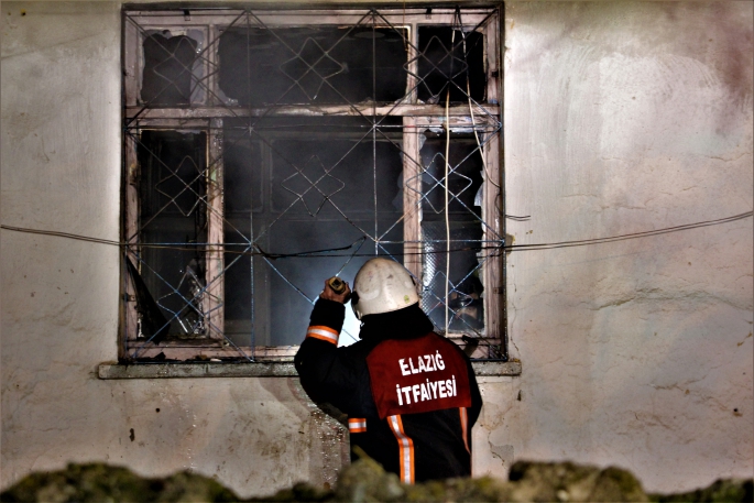 Gece yarısı facianın eşiğinden dönüldü: Yangına uykusunda yakalandı