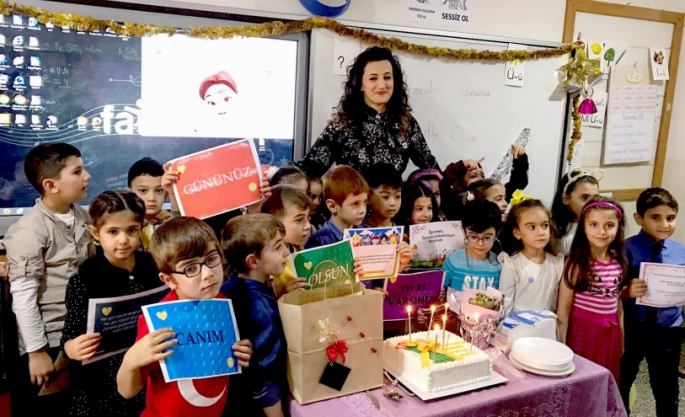 ÖĞRETMENLER GÜNÜ PASTA KESEREK KUTLADILAR
