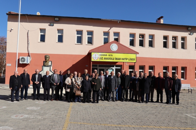 Oltulu emekli öğretmenleri kahvaltıda buluşturdular