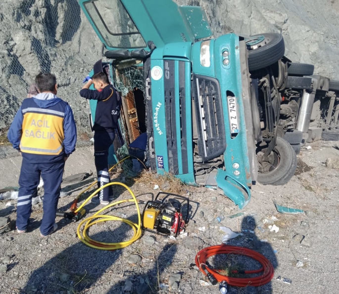 Tercan’da tırın devrilmesi sonucu 1’i çocuk 3 kişi yaralandı