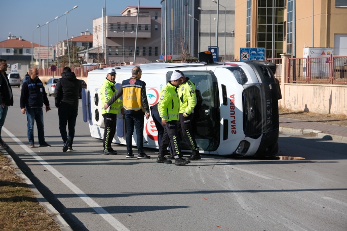 Ambulans ile Evde Sağlık Hizmetleri aracının karıştığı kazada 9 kişi yaralandı