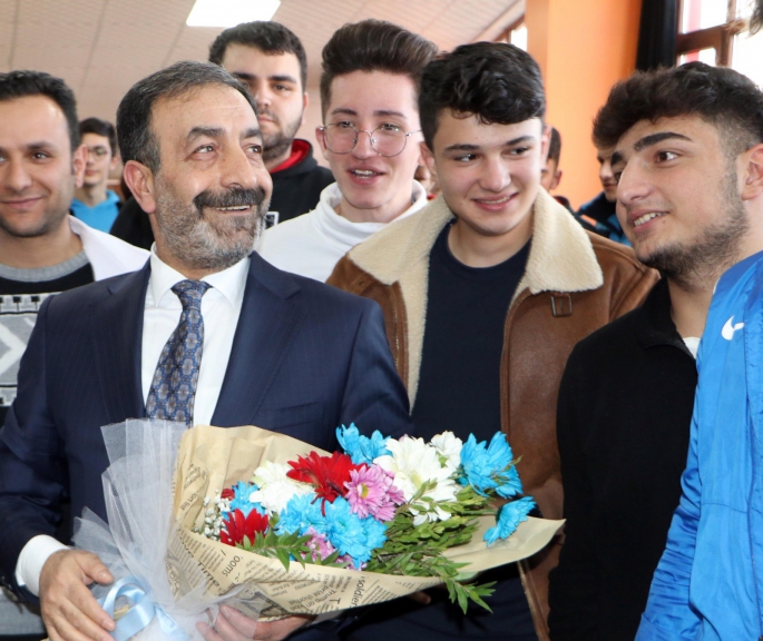 Başkan Göğebakan, liseli gençlerle bir araya geldi