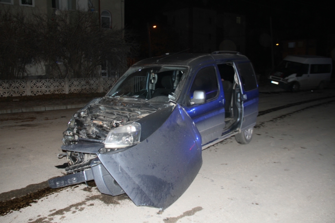 Elazığ’da minibüs ile hafif ticari araç çarpıştı: 7 yaralı