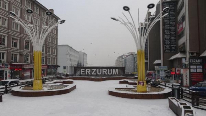 ERZURUM GÜNE KAR YAĞIŞI İLE UYANDI