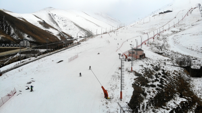 Palandöken’de yerli ve yabancı turistler kayağın tadını çıkarıyor