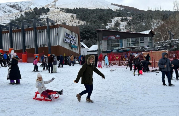 Palandöken Kayak Merkezi tatilcilerin akınına uğruyor