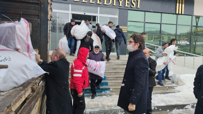 Depremzedeler için herkes yardıma koştu